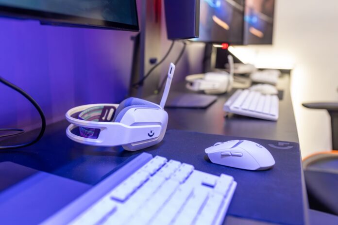Sony dresses INZONE H9 II headset and E9 earphones in Fnatic colours